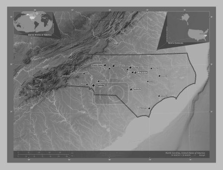 Foto de Carolina del Norte, estado de los Estados Unidos de América. Mapa de elevación a escala de grises con lagos y ríos. Ubicaciones y nombres de las principales ciudades de la región. Mapas de ubicación auxiliares de esquina - Imagen libre de derechos
