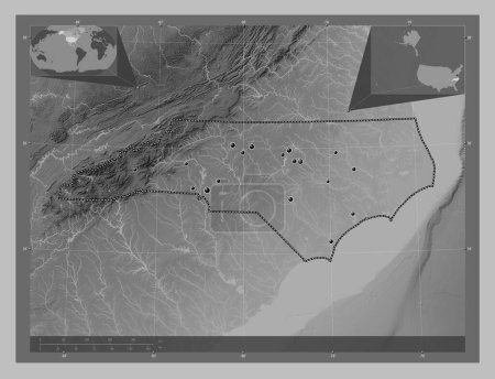 Foto de Carolina del Norte, estado de los Estados Unidos de América. Mapa de elevación a escala de grises con lagos y ríos. Ubicaciones de las principales ciudades de la región. Mapas de ubicación auxiliares de esquina - Imagen libre de derechos