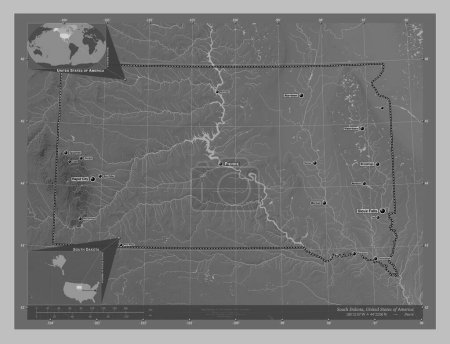 Foto de Dakota del Sur, estado de los Estados Unidos de América. Mapa de elevación a escala de grises con lagos y ríos. Ubicaciones y nombres de las principales ciudades de la región. Mapas de ubicación auxiliares de esquina - Imagen libre de derechos