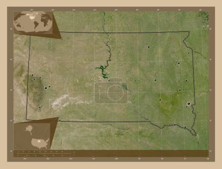 Foto de Dakota del Sur, estado de los Estados Unidos de América. Mapa satelital de baja resolución. Ubicaciones de las principales ciudades de la región. Mapas de ubicación auxiliares de esquina - Imagen libre de derechos