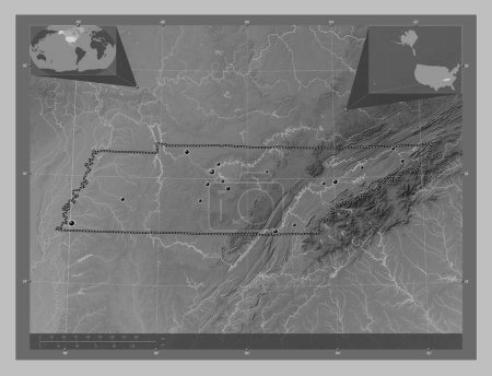 Téléchargez les photos : Tennessee, État des États-Unis d'Amérique. Carte d'altitude en niveaux de gris avec lacs et rivières. Emplacements des grandes villes de la région. Corner cartes de localisation auxiliaires - en image libre de droit
