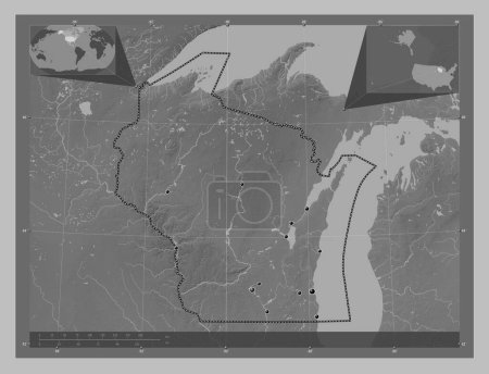 Foto de Wisconsin, estado de los Estados Unidos de América. Mapa de elevación a escala de grises con lagos y ríos. Ubicaciones de las principales ciudades de la región. Mapas de ubicación auxiliares de esquina - Imagen libre de derechos