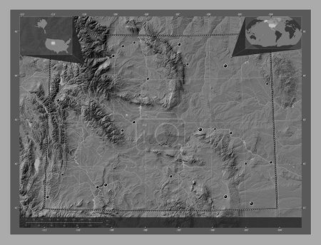 Foto de Wyoming, estado de los Estados Unidos de América. Mapa de elevación de Bilevel con lagos y ríos. Ubicaciones de las principales ciudades de la región. Mapas de ubicación auxiliares de esquina - Imagen libre de derechos
