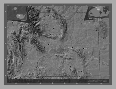 Foto de Wyoming, estado de los Estados Unidos de América. Mapa de elevación de Bilevel con lagos y ríos. Ubicaciones y nombres de las principales ciudades de la región. Mapas de ubicación auxiliares de esquina - Imagen libre de derechos