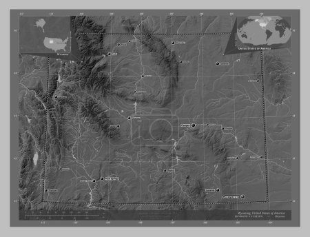Foto de Wyoming, estado de los Estados Unidos de América. Mapa de elevación a escala de grises con lagos y ríos. Ubicaciones y nombres de las principales ciudades de la región. Mapas de ubicación auxiliares de esquina - Imagen libre de derechos