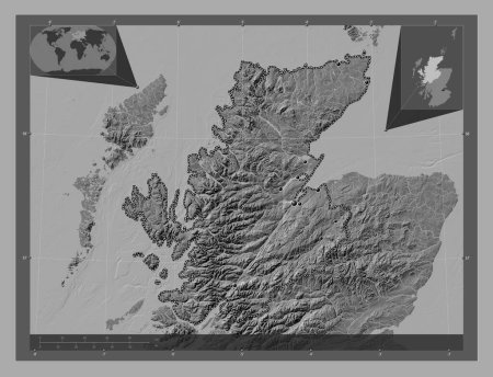 Téléchargez les photos : Highland, région d'Écosse - Grande-Bretagne. Carte d'altitude de Bilevel avec lacs et rivières. Emplacements des grandes villes de la région. Corner cartes de localisation auxiliaires - en image libre de droit