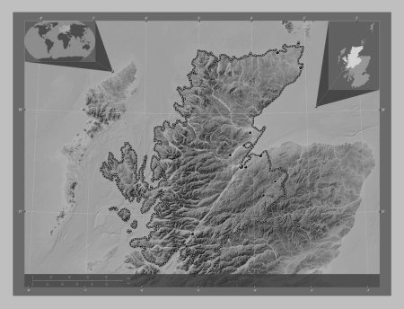 Téléchargez les photos : Highland, région d'Écosse - Grande-Bretagne. Carte d'altitude en niveaux de gris avec lacs et rivières. Emplacements des grandes villes de la région. Corner cartes de localisation auxiliaires - en image libre de droit