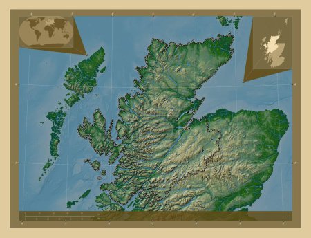 Téléchargez les photos : Highland, région d'Écosse - Grande-Bretagne. Carte d'altitude colorée avec lacs et rivières. Emplacements des grandes villes de la région. Corner cartes de localisation auxiliaires - en image libre de droit