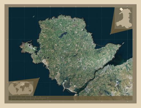 Foto de Isla de Anglesey, región de Gales - Gran Bretaña. Mapa satelital de alta resolución. Ubicaciones de las principales ciudades de la región. Mapas de ubicación auxiliares de esquina - Imagen libre de derechos