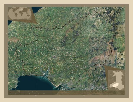 Foto de Carmarthenshire, región de Gales - Gran Bretaña. Mapa satelital de alta resolución. Mapas de ubicación auxiliares de esquina - Imagen libre de derechos