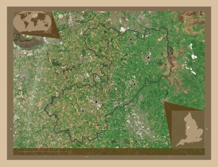 Téléchargez les photos : Cheshire East, comté administratif d'Angleterre - Grande-Bretagne. Carte satellite basse résolution. Emplacements des grandes villes de la région. Corner cartes de localisation auxiliaires - en image libre de droit