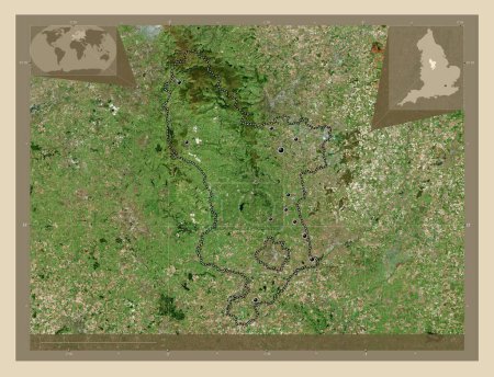 Téléchargez les photos : Derbyshire, comté administratif d'Angleterre - Grande-Bretagne. Carte satellite haute résolution. Emplacements des grandes villes de la région. Corner cartes de localisation auxiliaires - en image libre de droit