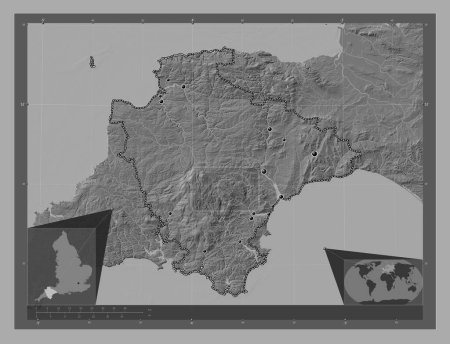 Téléchargez les photos : Devon, comté administratif d'Angleterre - Grande-Bretagne. Carte d'altitude de Bilevel avec lacs et rivières. Emplacements des grandes villes de la région. Corner cartes de localisation auxiliaires - en image libre de droit