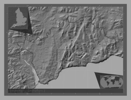 Téléchargez les photos : East Devon, district non métropolitain d'Angleterre - Grande-Bretagne. Carte d'altitude de Bilevel avec lacs et rivières. Emplacements des grandes villes de la région. Corner cartes de localisation auxiliaires - en image libre de droit