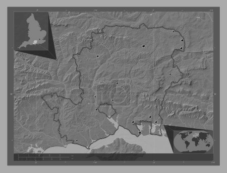 Téléchargez les photos : Hampshire, comté administratif d'Angleterre - Grande-Bretagne. Carte d'altitude de Bilevel avec lacs et rivières. Emplacements des grandes villes de la région. Corner cartes de localisation auxiliaires - en image libre de droit