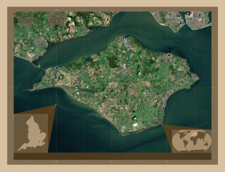 Téléchargez les photos : Île de Wight, autorité unitaire de l'Angleterre - Grande-Bretagne. Carte satellite basse résolution. Emplacements des grandes villes de la région. Corner cartes de localisation auxiliaires - en image libre de droit