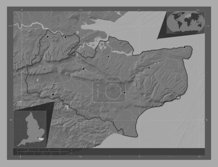 Téléchargez les photos : Kent, comté administratif d'Angleterre - Grande-Bretagne. Carte d'altitude de Bilevel avec lacs et rivières. Emplacements des grandes villes de la région. Corner cartes de localisation auxiliaires - en image libre de droit
