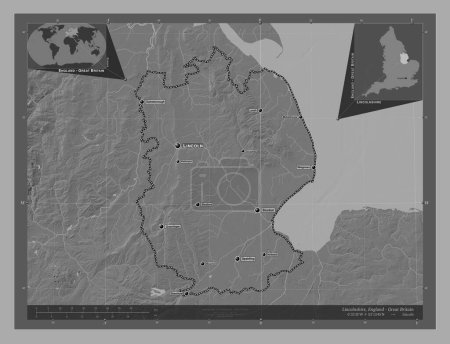 Téléchargez les photos : Lincolnshire, comté administratif d'Angleterre - Grande-Bretagne. Carte d'altitude de Bilevel avec lacs et rivières. Emplacements et noms des grandes villes de la région. Corner cartes de localisation auxiliaires - en image libre de droit