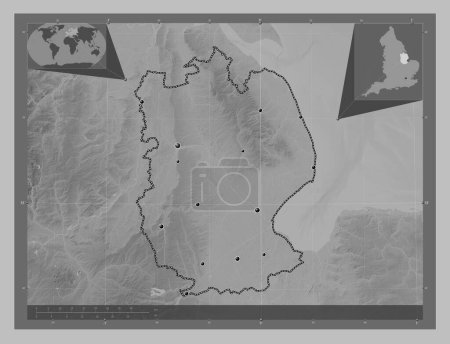 Téléchargez les photos : Lincolnshire, comté administratif d'Angleterre - Grande-Bretagne. Carte d'altitude en niveaux de gris avec lacs et rivières. Emplacements des grandes villes de la région. Corner cartes de localisation auxiliaires - en image libre de droit