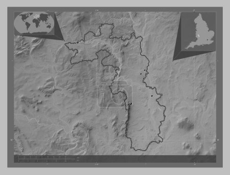 Téléchargez les photos : Malvern Hills, district non métropolitain d'Angleterre - Grande-Bretagne. Carte d'altitude en niveaux de gris avec lacs et rivières. Emplacements des grandes villes de la région. Corner cartes de localisation auxiliaires - en image libre de droit