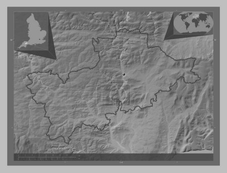 Foto de Mid Devon, distrito no metropolitano de Inglaterra Gran Bretaña. Mapa de elevación a escala de grises con lagos y ríos. Mapas de ubicación auxiliares de esquina - Imagen libre de derechos