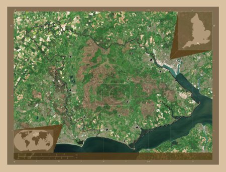 Foto de New Forest, distrito no metropolitano de Inglaterra - Gran Bretaña. Mapa satelital de baja resolución. Ubicaciones de las principales ciudades de la región. Mapas de ubicación auxiliares de esquina - Imagen libre de derechos