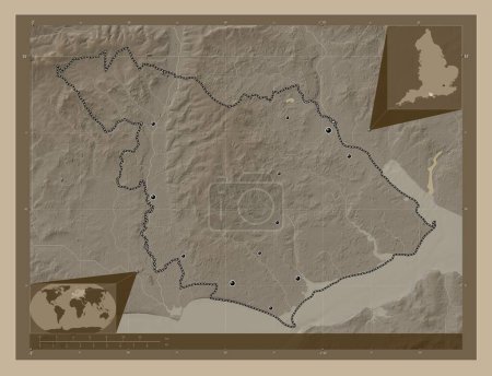 Téléchargez les photos : New Forest, district non métropolitain d'Angleterre - Grande-Bretagne. Carte d'altitude colorée dans des tons sépia avec des lacs et des rivières. Emplacements des grandes villes de la région. Corner cartes de localisation auxiliaires - en image libre de droit