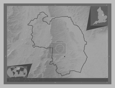 Téléchargez les photos : North Kesteven, district non métropolitain d'Angleterre - Grande-Bretagne. Carte d'altitude en niveaux de gris avec lacs et rivières. Corner cartes de localisation auxiliaires - en image libre de droit