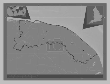 Téléchargez les photos : North Norfolk, district non métropolitain d'Angleterre - Grande-Bretagne. Carte d'altitude en niveaux de gris avec lacs et rivières. Emplacements des grandes villes de la région. Corner cartes de localisation auxiliaires - en image libre de droit