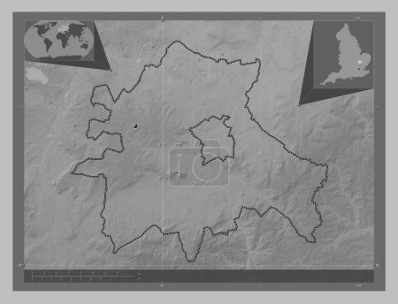 Téléchargez les photos : Cambridgeshire du Sud, district non métropolitain d'Angleterre - Grande-Bretagne. Carte d'altitude en niveaux de gris avec lacs et rivières. Corner cartes de localisation auxiliaires - en image libre de droit
