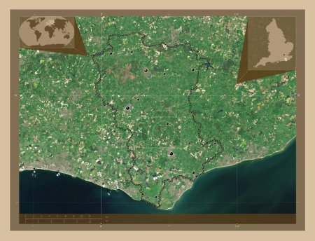 Foto de Wealden, distrito no metropolitano de Inglaterra Gran Bretaña. Mapa satelital de baja resolución. Ubicaciones de las principales ciudades de la región. Mapas de ubicación auxiliares de esquina - Imagen libre de derechos