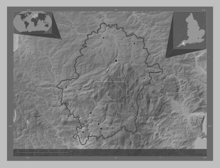 Téléchargez les photos : West Devon, district non métropolitain d'Angleterre - Grande-Bretagne. Carte d'altitude en niveaux de gris avec lacs et rivières. Emplacements des grandes villes de la région. Corner cartes de localisation auxiliaires - en image libre de droit