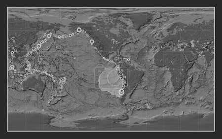 Foto de Placa tectónica de Nazca en el mapa de elevación bilevel en la proyección Compact Miller centrada meridionalmente. Localizaciones de terremotos de magnitud superior a 6,5 registradas desde principios del siglo XVII - Imagen libre de derechos