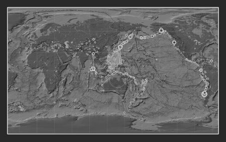 Foto de Placa tectónica del Mar de Filipinas en el mapa de elevación bilevel en la proyección Compact Miller centrada meridionalmente. Localizaciones de terremotos de magnitud superior a 6,5 registradas desde principios del siglo XVII - Imagen libre de derechos
