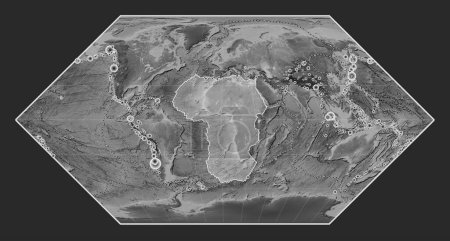 Téléchargez les photos : La plaque tectonique africaine sur la carte de l'altitude en niveaux de gris dans la projection d'Eckert I était centrée méridionale. Lieux des tremblements de terre de plus de 6,5 magnitude enregistrés depuis le début du 17ème siècle - en image libre de droit