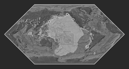 Foto de Placa tectónica del Pacífico en el mapa de elevación bilevel en la proyección Eckert I centrada meridionalmente. Localizaciones de terremotos de magnitud superior a 6,5 registradas desde principios del siglo XVII - Imagen libre de derechos