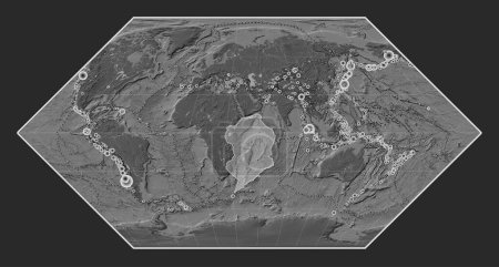 Foto de Placa tectónica somalí en el mapa de elevación bilevel en la proyección Eckert I centrada meridionalmente. Localizaciones de terremotos de magnitud superior a 6,5 registradas desde principios del siglo XVII - Imagen libre de derechos