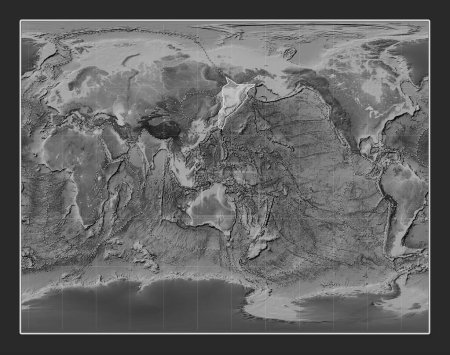 Foto de Placa tectónica de Okhotsk en el mapa de elevación a escala de grises en la proyección estereográfica Gall centrada meridionalmente. Límites de otras placas - Imagen libre de derechos