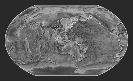 Téléchargez les photos : Plaque tectonique d'Amour sur la carte d'élévation en niveaux de gris dans la projection de Kavrayskiy VII centrée méridionale. Lieux des tremblements de terre de plus de 6,5 magnitude enregistrés depuis le début du 17ème siècle - en image libre de droit