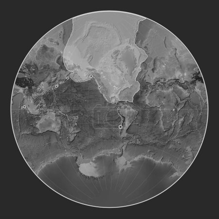 Foto de Placa tectónica norteamericana en el mapa de elevación a escala de grises en la proyección de Lagrange centrada meridionalmente. Localizaciones de terremotos de magnitud superior a 6,5 registradas desde principios del siglo XVII - Imagen libre de derechos