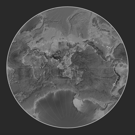 Foto de Placa tectónica del Mar de Filipinas en el mapa de elevación a escala de grises en la proyección de Lagrange centrada meridionalmente. Localizaciones de terremotos de magnitud superior a 6,5 registradas desde principios del siglo XVII - Imagen libre de derechos