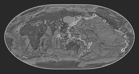 Foto de Placa tectónica de Amur en el mapa de elevación bilevel en la proyección Loximuthal centrada meridionalmente. Localizaciones de terremotos de magnitud superior a 6,5 registradas desde principios del siglo XVII - Imagen libre de derechos