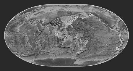 Téléchargez les photos : Plaque tectonique d'Amour sur la carte d'élévation en niveaux de gris dans la projection de Loximuthal centrée méridionale. Lieux des tremblements de terre de plus de 6,5 magnitude enregistrés depuis le début du 17ème siècle - en image libre de droit