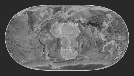 Téléchargez les photos : Plaque tectonique africaine sur la carte d'altitude en niveaux de gris dans la projection Natural Earth II centrée méridionale. Lieux des tremblements de terre de plus de 6,5 magnitude enregistrés depuis le début du 17ème siècle - en image libre de droit