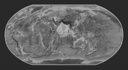 Téléchargez les photos : Plaque tectonique indienne sur la carte d'élévation en niveaux de gris dans la projection Robinson centrée méridionale. Lieux des tremblements de terre de plus de 6,5 magnitude enregistrés depuis le début du 17ème siècle - en image libre de droit