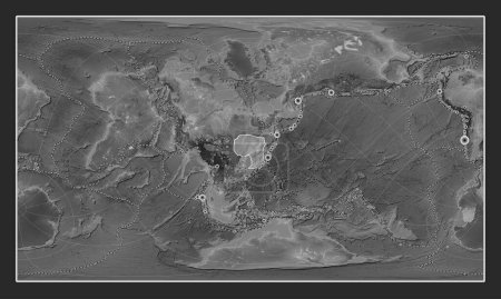 Foto de Placa tectónica Amur en el mapa de elevación a escala de grises en la proyección cilíndrica oblicua Patterson centrada meridional y latitudinalmente. Localizaciones de terremotos de magnitud superior a 6,5 registradas desde principios del siglo XVII - Imagen libre de derechos