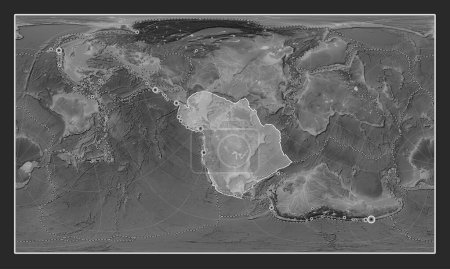 Téléchargez les photos : North American tectonic plate on the grayscale elevation map in the Patterson Cylindrical Oblique projection centered meridionally and latitudinally. Lieux des tremblements de terre de plus de 6,5 magnitude enregistrés depuis le début du 17ème siècle - en image libre de droit