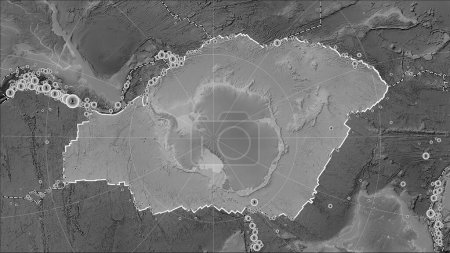 Téléchargez les photos : Emplacements des tremblements de terre à proximité de la plaque tectonique antarctique de plus de magnitude 6,5 enregistrés depuis le début du XVIIe siècle sur la carte d'altitude en niveaux de gris dans la projection cylindrique (oblique) de Patterson - en image libre de droit