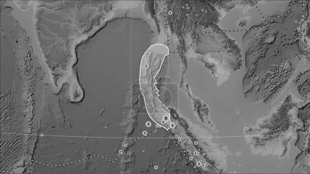 Foto de Ubicaciones de terremotos en las proximidades de la placa tectónica de Birmania de mayor magnitud 6.5 registradas desde principios del siglo XVII en el mapa de elevación a escala de grises en la proyección cilíndrica (oblicua) de Patterson - Imagen libre de derechos