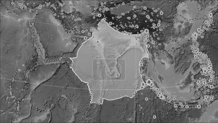 Téléchargez les photos : Emplacements des tremblements de terre à proximité de la plaque tectonique indienne de plus de magnitude 6,5 enregistrés depuis le début du XVIIe siècle sur la carte d'élévation en niveaux de gris dans la projection cylindrique (oblique) de Patterson - en image libre de droit
